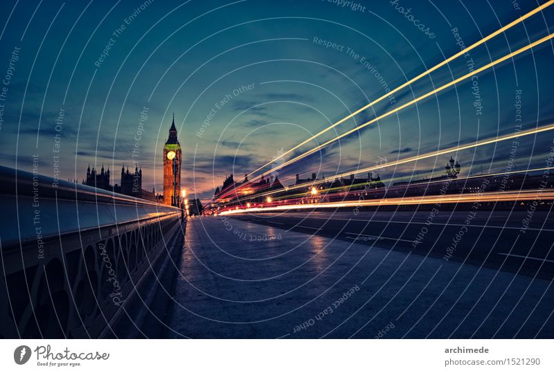 London Skyline in der Dämmerung Fluss Stadt Verkehr Straße Bewegung Geschwindigkeit Big Ben Großbritannien Wahrzeichen Brücke Themse Westminster Kathedrale