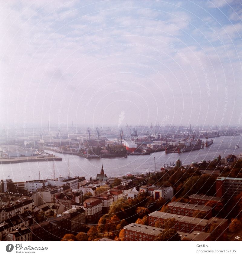 Sehnsucht Michaeliskirche Wahrzeichen Hamburg Kirche Kirchturm Aussicht Blick Hamburger Hafen Elbe Haus Blauer Himmel Kirchenglocke Sonne Ferne Gotteshäuser