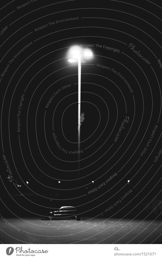 parkplatz Platz Parkplatz Parkplatzbeleuchtung Verkehr Verkehrsmittel Autofahren Fahrzeug PKW Laterne Laternenpfahl dunkel gruselig Schwarzweißfoto