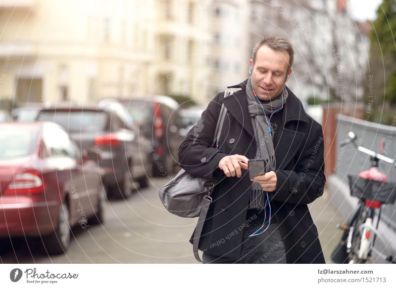 Attraktiver Mann auf die Wintermode sein Handy überprüfend Business sprechen Telefon Technik & Technologie maskulin Erwachsene 1 Mensch 30-45 Jahre Straße Mode