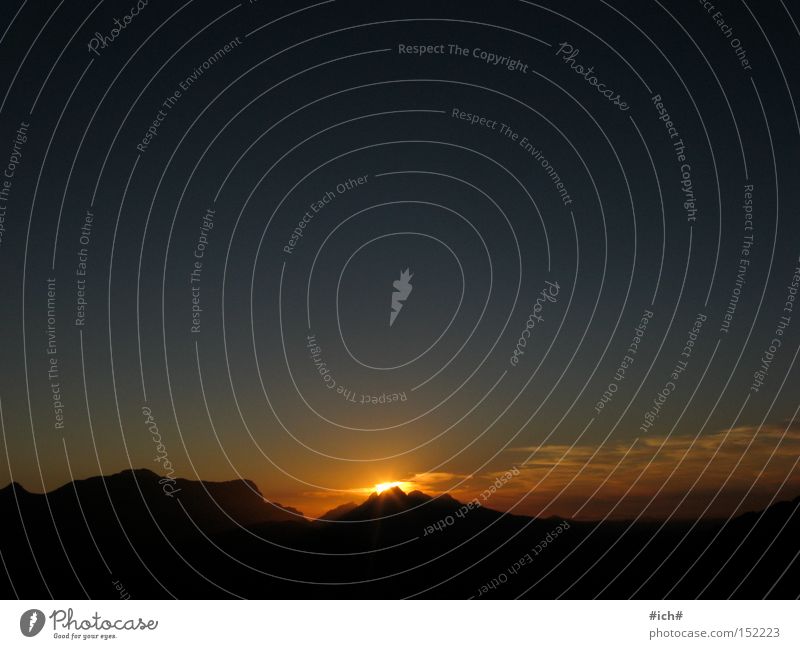 Sonnenberg Sonnenuntergang Schatten Schattenspiel Himmel schwarz blau dunkel Berge u. Gebirge Unendlichkeit kuppe