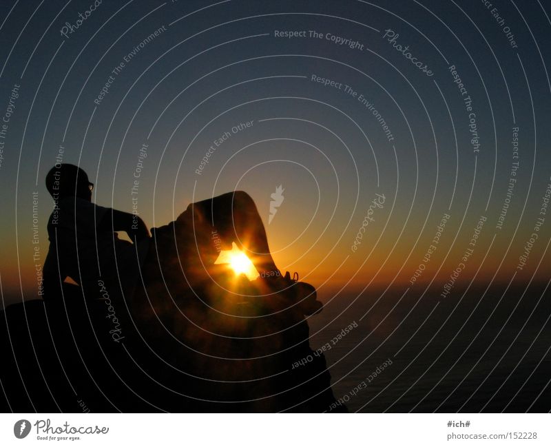 Strahlende Augenblicke Sonne Sonnenuntergang Meer Wasser Felsen Stein Mann Brille Schatten Schattenspiel Arme Beine Licht Himmel Silhouette Strand Küste