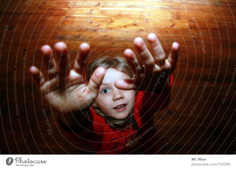 einaug*E* klein winzig Zwerg Hand Finger Mädchen Kind Gesicht Kleinkind Auge Arme Kindheit arme ausstrecken arme ausgestreckt Blick nach oben Neugier