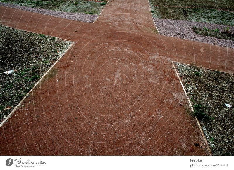 Und wohin jetzt? Wege & Pfade Kreuz Rücken Wegkreuzung Kies Entscheidung Orientierung orientierungslos Suche Landkarte möglich einfach Geometrie geradeaus