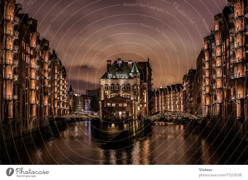 harbor night... Wasser Hafenstadt Altstadt Bauwerk Gebäude Architektur Fassade Balkon Sehenswürdigkeit Wahrzeichen Denkmal glänzend außergewöhnlich dunkel