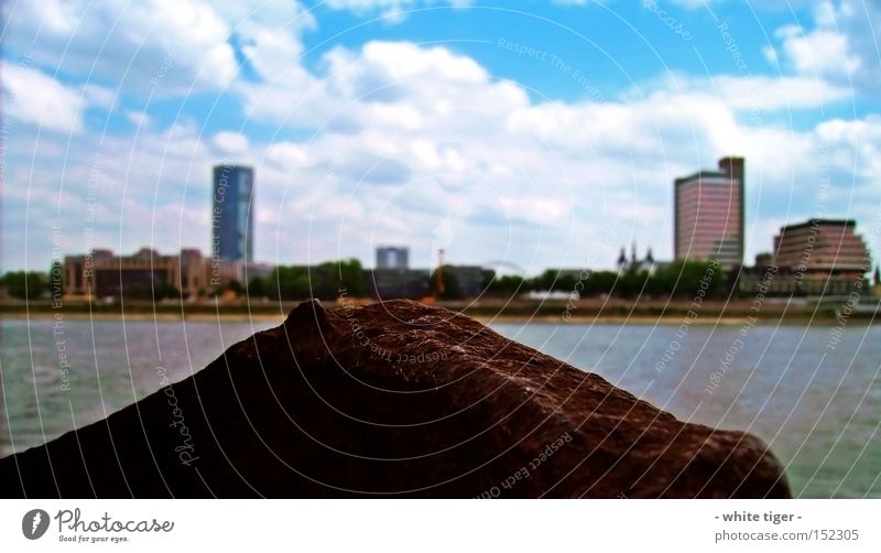 verrosteter Anlegepfahl Wolken Fluss Hochhaus Hafen Rost groß Unschärfe Panorama (Aussicht) Ferne Skyline Wolkenformation Schönes Wetter Schwache Tiefenschärfe