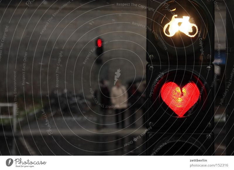 Fest der Liebe Herz rot warten Sehnsucht Romantik Licht Ampel Fahrrad Straße Fußgänger Abend Dämmerung dunkel Frühlingsgefühle Verkehrswege Straßennamenschild