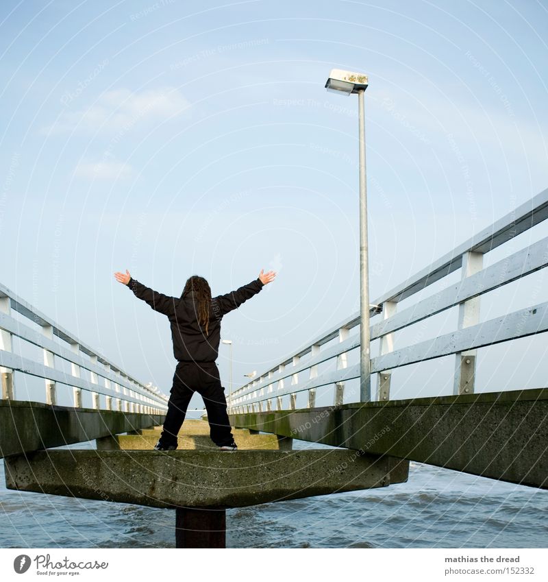 MERRY X-MAS X-Men Einsamkeit frei Meer Strand stehen Laterne Zaun Himmel schwarz Mut Kraft Brücke Wasser Mann landsteg superheld