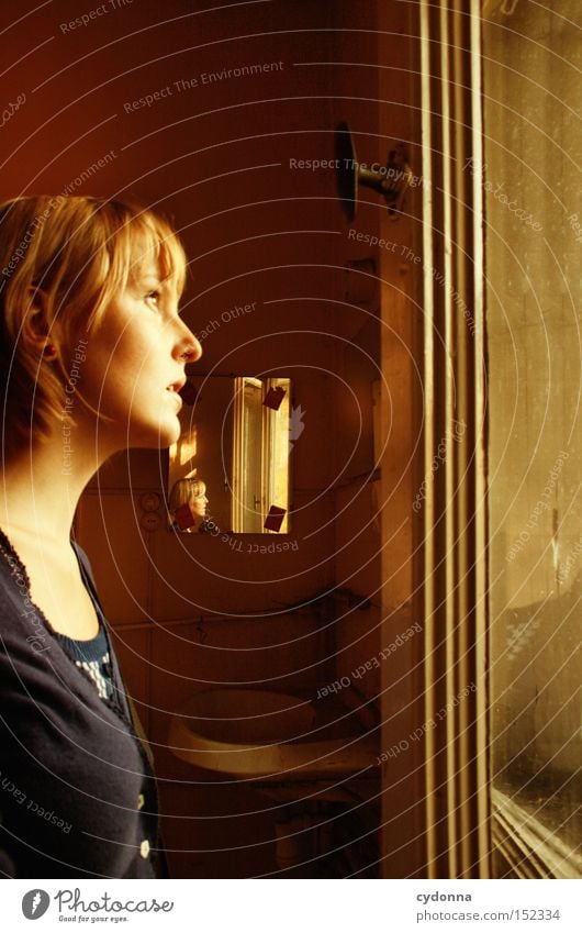 Geschichtenerzählerin Haus Blick Fenster Licht altmodisch Leerstand Raum Häusliches Leben Zeit Vergänglichkeit Mensch Vergangenheit Erzählung Nostalgie Frau