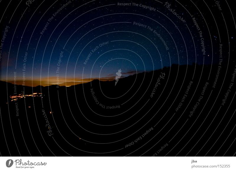 Morgendämmerung Dämmerung Wolken Himmel Stern blau orange schwarz Schönried Straßenbeleuchtung Nacht Saanenland Stimmung Langzeitbelichtung Sternenhimmel