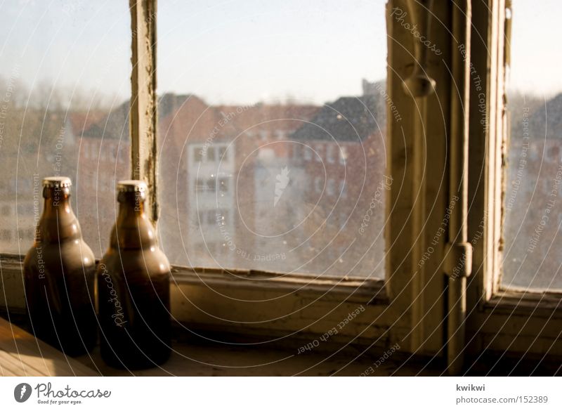 bauarbeiterpause 1978 Bier Pause Fenster alt baufällig Renovieren verfallen Stadt Aussicht Haus Häusliches Leben Vergänglichkeit Handwerk