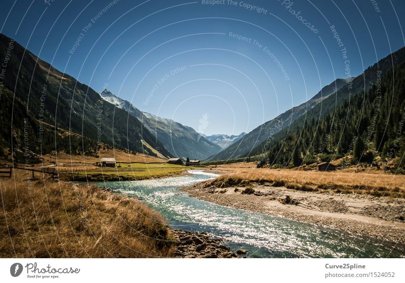 Unten am Fluss Landschaft braun Berge u. Gebirge Flußbett Himmel Wolkenloser Himmel Haus Hütte Österreich Herbst herbstlich Ferne Tal Schnee Gipfel