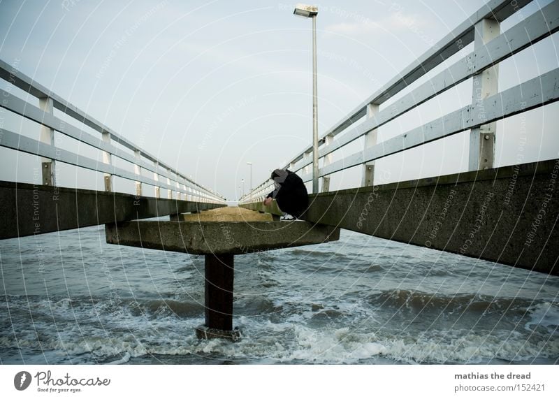 LONELY PLACE Einsamkeit frei Meer Strand stehen Laterne Zaun Himmel schwarz dunkel Trauer Verzweiflung Wellen Brücke Wasser landsteg