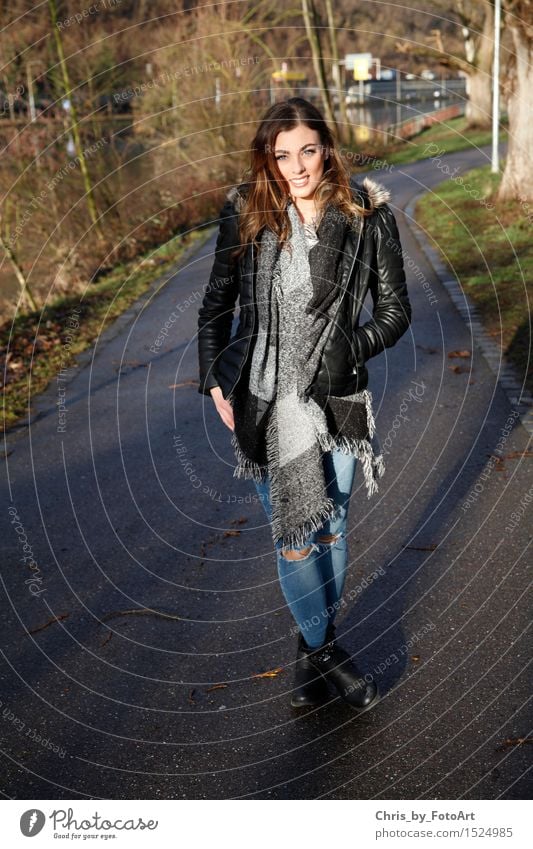 chris_by_fotoart Lifestyle Stil Freude Frau Erwachsene 1 Mensch 13-18 Jahre Jugendliche 18-30 Jahre Mode Bekleidung Jeanshose Jacke Leder Schal Stiefel brünett