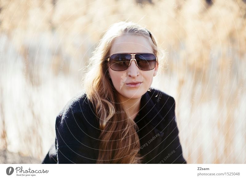 Du so? feminin Junge Frau Jugendliche 1 Mensch 18-30 Jahre Erwachsene Natur Schilfrohr Seeufer Mantel Sonnenbrille Lächeln Blick Coolness frech schön modern