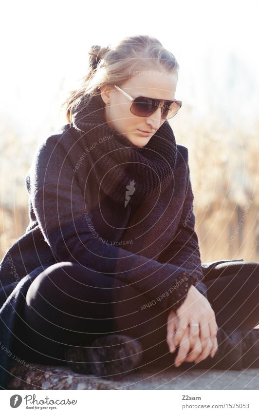 Sad Lifestyle elegant Stil feminin Junge Frau Jugendliche 30-45 Jahre Erwachsene Natur Landschaft Horizont Sonnenlicht Winter Schönes Wetter Baum Sträucher See