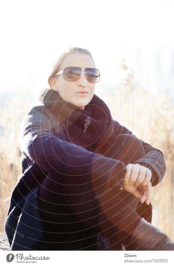 Sonnensitz feminin Junge Frau Jugendliche 1 Mensch 18-30 Jahre Erwachsene Natur Schilfrohr Seeufer Mantel Sonnenbrille Schal beobachten Erholung sitzen einfach