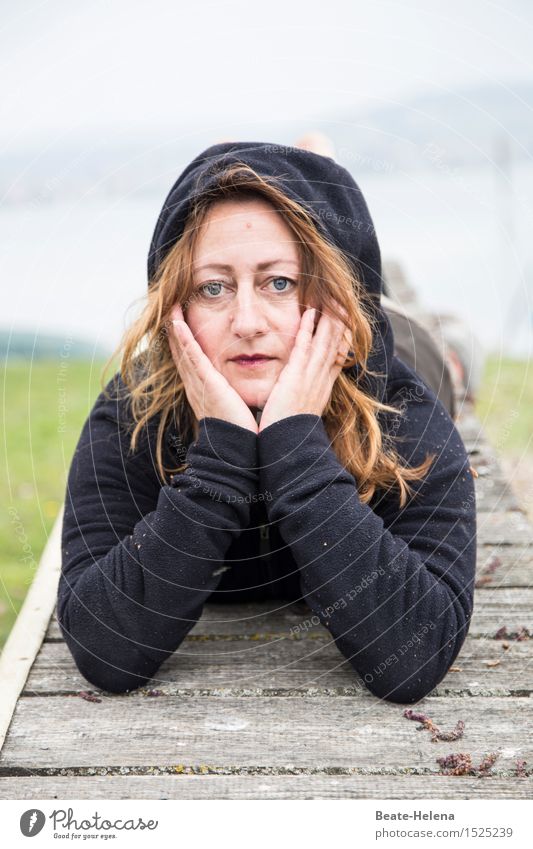 Angekommen Erholung ruhig Ferien & Urlaub & Reisen Frau Erwachsene Natur Seeufer Wege & Pfade Jacke brünett Denken festhalten Steg nachdenklich besonnen