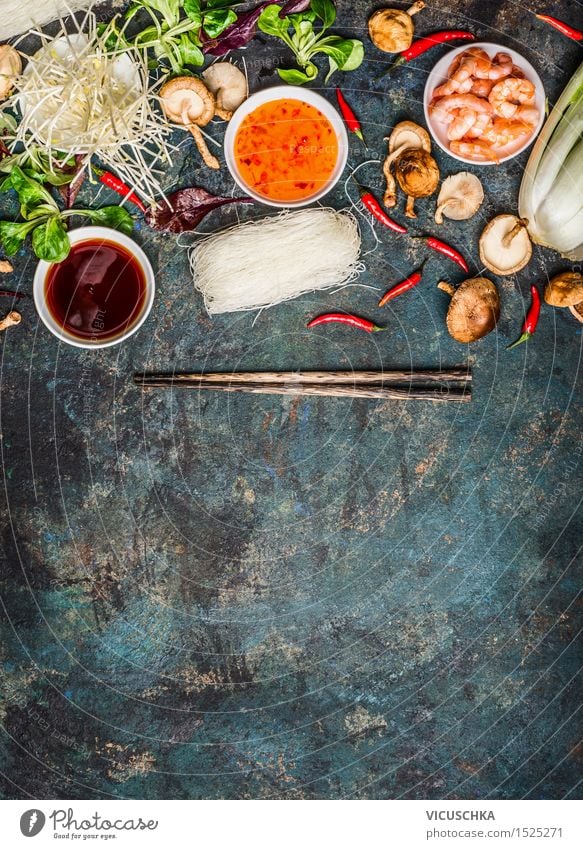 Asiatische Koch Zutaten und Saucen mit Stäbchen Lebensmittel Meeresfrüchte Gemüse Salat Salatbeilage Kräuter & Gewürze Öl Mittagessen Abendessen Büffet Brunch