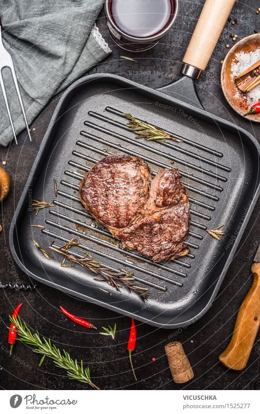 Ribeye Steak auf Grill Eisenpfanne Lebensmittel Fleisch Kräuter & Gewürze Öl Ernährung Mittagessen Abendessen Büffet Brunch Festessen Geschäftsessen Bioprodukte