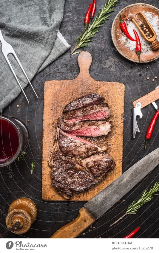 Medium gegrilltes Rumpsteak Lebensmittel Fleisch Kräuter & Gewürze Öl Ernährung Mittagessen Festessen Geschäftsessen Bioprodukte Getränk Wein Messer Gabel