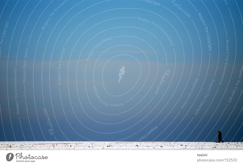 weites Feld [1] Winter Landschaft Mensch Schnee Spaziergang Himmel Wolken Ferne Horizont weiß blau minimalistisch
