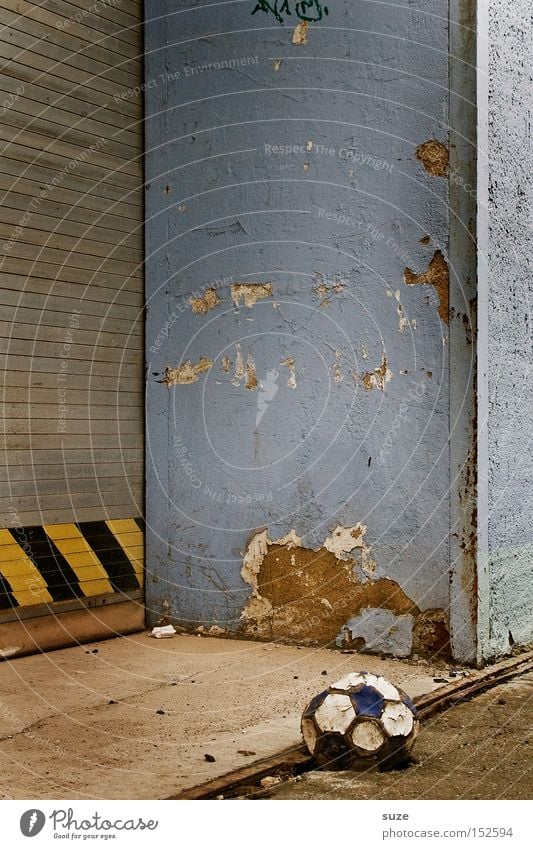 Luft raus Haus Sport Ballsport Verlierer Fußball Tor Gebäude Mauer Wand Leder alt dreckig kaputt Desaster Einsamkeit Ende Kindheit Nostalgie Traurigkeit Verfall