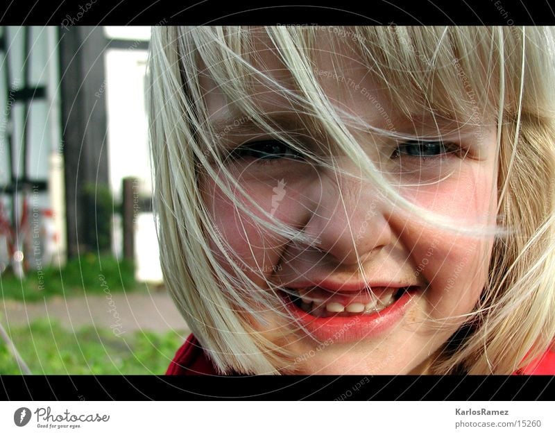 A N N A Kind blond süß Spielplatz lachen anna