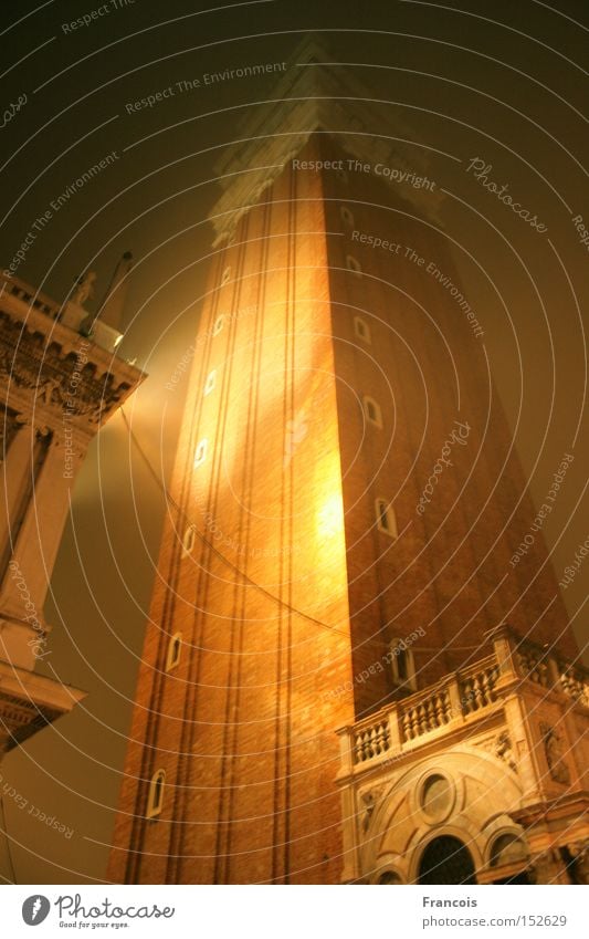 Campanile San Marco bei Nacht Venedig Italien San Marco Basilica erleuchten emporragend Wahrzeichen Denkmal Gotteshäuser Verkehrswege Tourism