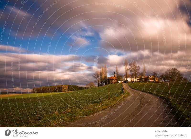 Wolkenrennen ll Bauernhof Grundbesitz Landwirtschaft Kapelle fliegen Langzeitbelichtung Feld Herbst Baum Ackerbau Aussaat ökologisch Kulturlandschaft schön