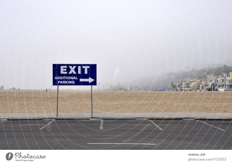 Wo geht´s raus? Parkplatz parken Strand Kalifornien Küste Sand Los Angeles Verkehrswege Hinweisschild carpark