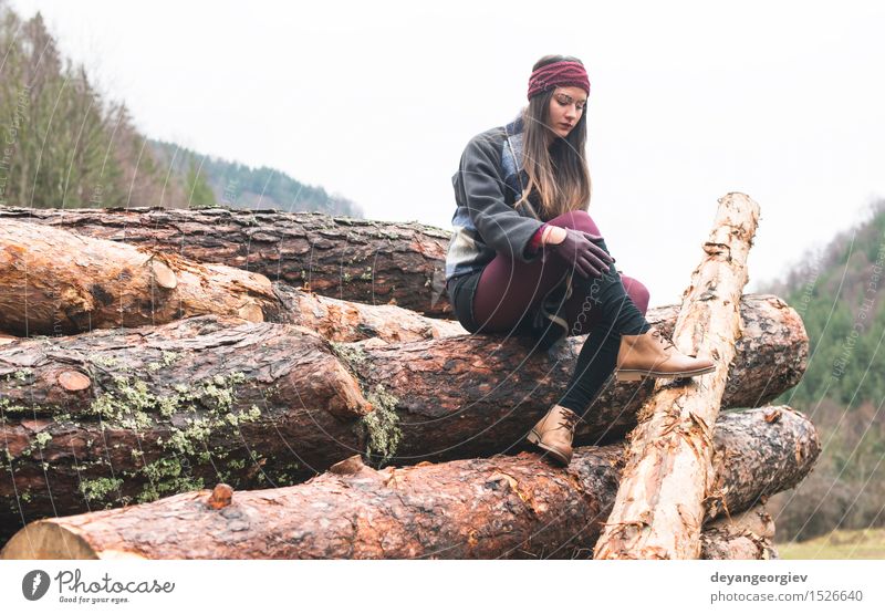 Junge Frau auf Holz Lifestyle schön Erholung wandern Mädchen Erwachsene Natur Herbst Baum Wald Einsamkeit jung laufen rennen Kaukasier eine Beautyfotografie