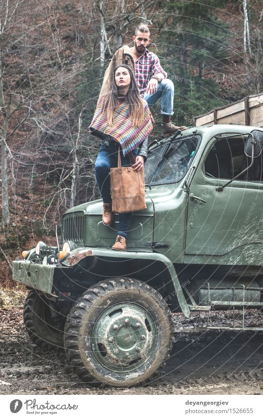 Junger Mann und Mädchen auf LKW Lifestyle Ferien & Urlaub & Reisen Ausflug Abenteuer Frau Erwachsene Paar Wald PKW Mode Leder Hut Vollbart alt Lastwagen Totholz