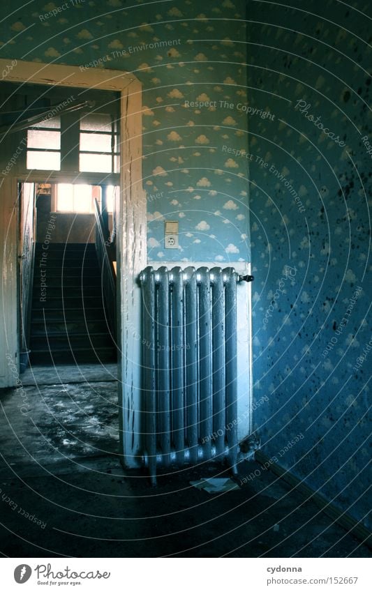 Kinderzimmer Haus Tapete Heizkörper Heizung Licht altmodisch Leerstand Raum Häusliches Leben Zeit Vergänglichkeit Wolken Nostalgie Vergangenheit Erzählung