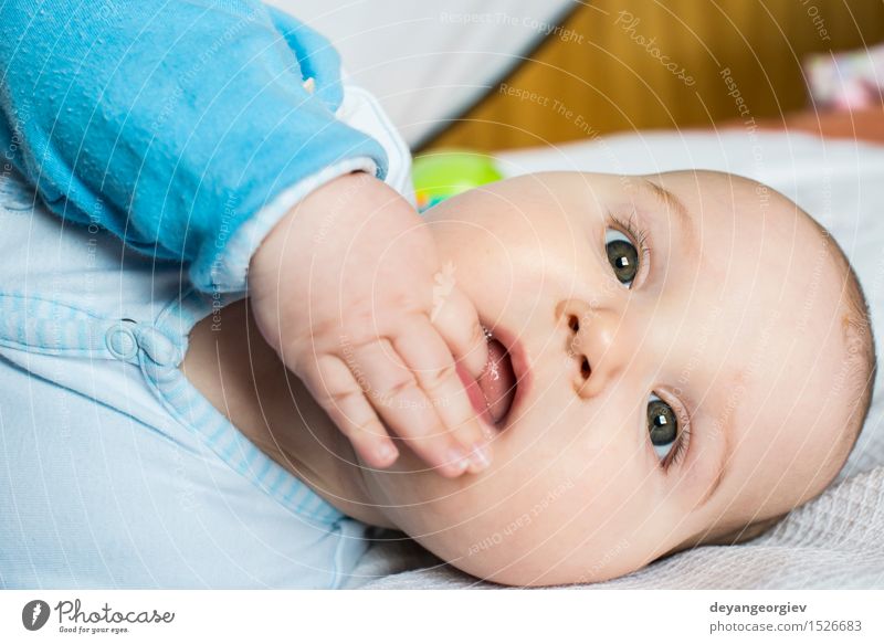 Baby in einem Bett Glück schön Gesicht Leben Spielen Kind Mensch Mädchen Junge Kindheit Hand Spielzeug klein Text Briefe lügen Pflege Kaukasier jung Auge