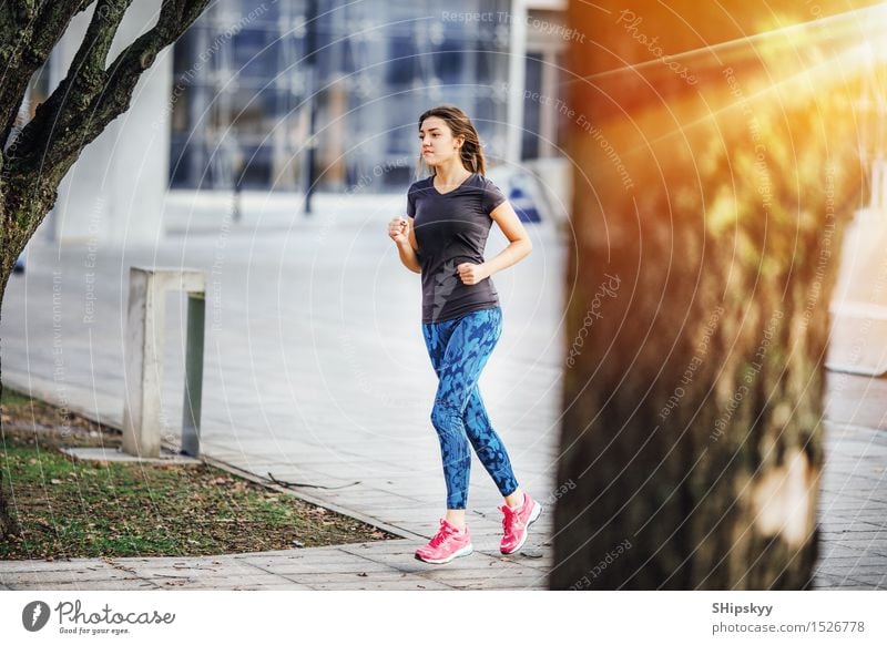 Junges Mädchen, das am Morgensonnenschein läuft Sport Fitness Sport-Training Fan Erfolg Mensch Junge Frau Jugendliche Erwachsene Leben Körper Beine 1