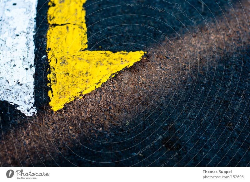 Zurück Wege & Pfade Ferne Asphalt gelb weiß Pfeil Richtung unten geradeaus abwärts Straße lang grau Stein Richtungswechsel richtungweisend Verkehrswege