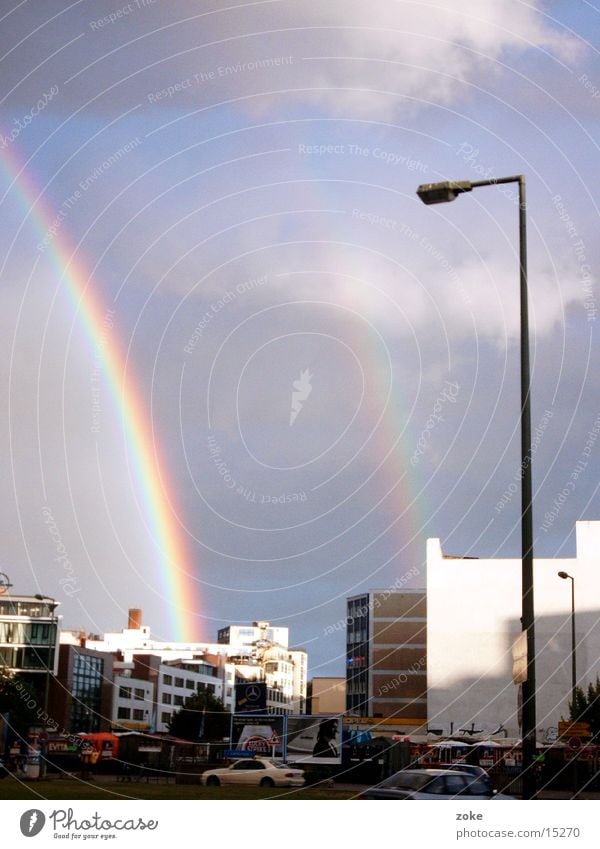 Doppelter Regenbogen Wolken Stadt Verkehr