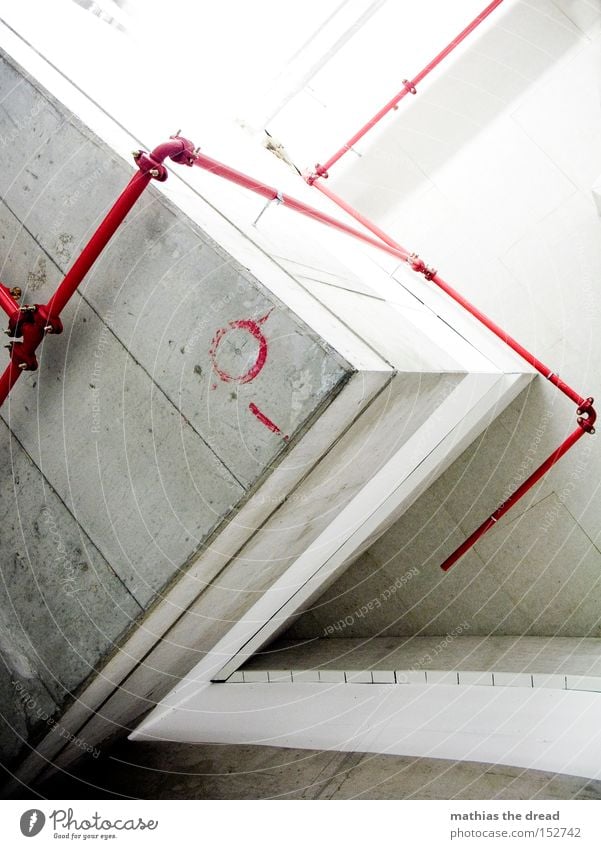 DER ROTE FADEN Beton grau Ecke kalt unfreundlich Geometrie Leitung Eisenrohr Röhren rot Verlauf Schilder & Markierungen Warnfarbe Menschenleer Tiefgarage Tunnel