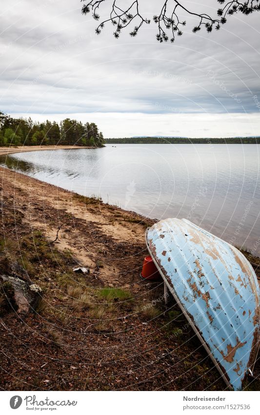 Angelboot harmonisch ruhig Abenteuer Ferne Freiheit Natur Landschaft Wasser Himmel Wolken Küste See Fischerboot Ruderboot kaputt blau braun Einsamkeit Mobilität