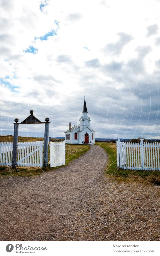 Historisch | Kirche auf Varanger Tourismus Himmel Wolken Regen Fischerdorf Kleinstadt Stadtrand Menschenleer Bauwerk Gebäude Architektur Sehenswürdigkeit