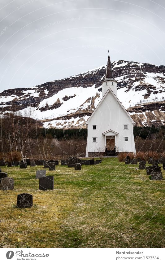 Nordland Natur Landschaft Urelemente Klima schlechtes Wetter Regen Schnee Gras Wiese Felsen Berge u. Gebirge Fischerdorf Kirche Bauwerk Gebäude Architektur