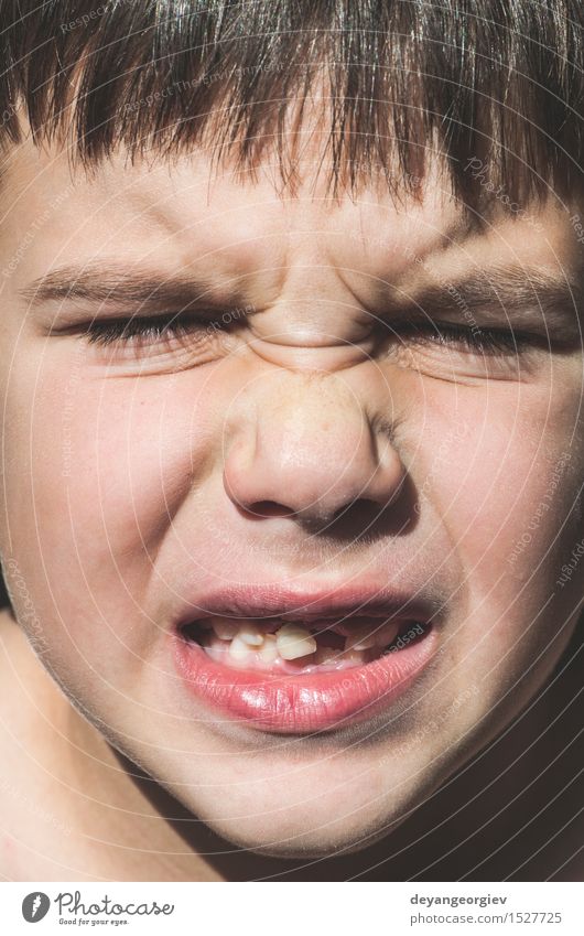 Kind zeigt fehlende Zähne. Glück Gesicht Junge Kindheit Mund Lächeln niedlich weiß melken verirrt erste Verlust Hintergrund Pflege Ausdruck Vorderseite zeigen