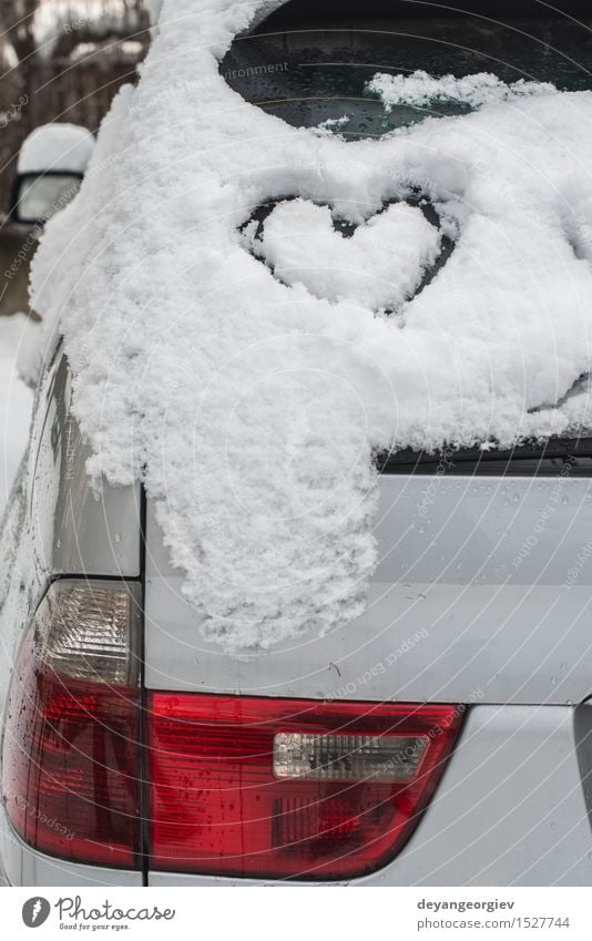 Schneeherzform auf Auto. Winter PKW Herz Liebe Fröhlichkeit weiß Romantik Eis kalt Symbole & Metaphern Frost romantisch Fenster Zeichnung Hintergrund Glas