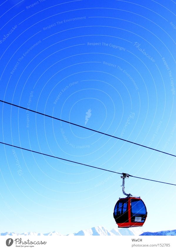 Harter Aufstieg; zum Glück gibts Gondeln Winter Schnee Berge u. Gebirge Luftverkehr Seilbahn fahren hängen groß Vorfreude Coolness Abenteuer anstrengen Bewegung