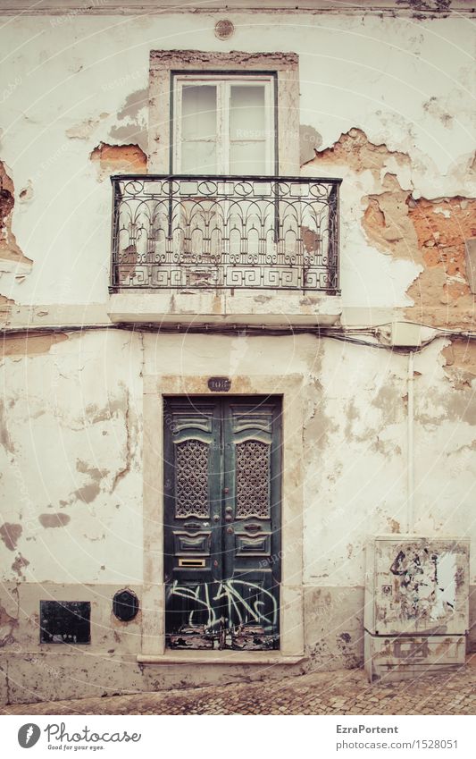 Viver e ser tolerante Stadt Altstadt Haus Bauwerk Gebäude Architektur Mauer Wand Fassade Balkon Fenster Tür alt dreckig historisch retro braun grau weiß Senior