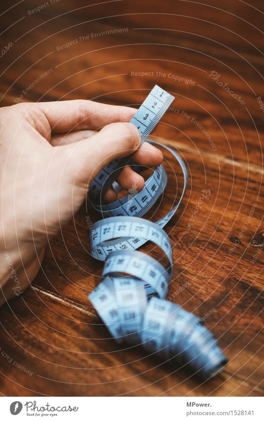 maß nehmen Arbeit & Erwerbstätigkeit Beruf Handwerker Arbeitsplatz Mensch Mann Erwachsene Finger 1 blau braun Maßband Daumen Schneider Schneidern Nähen messen