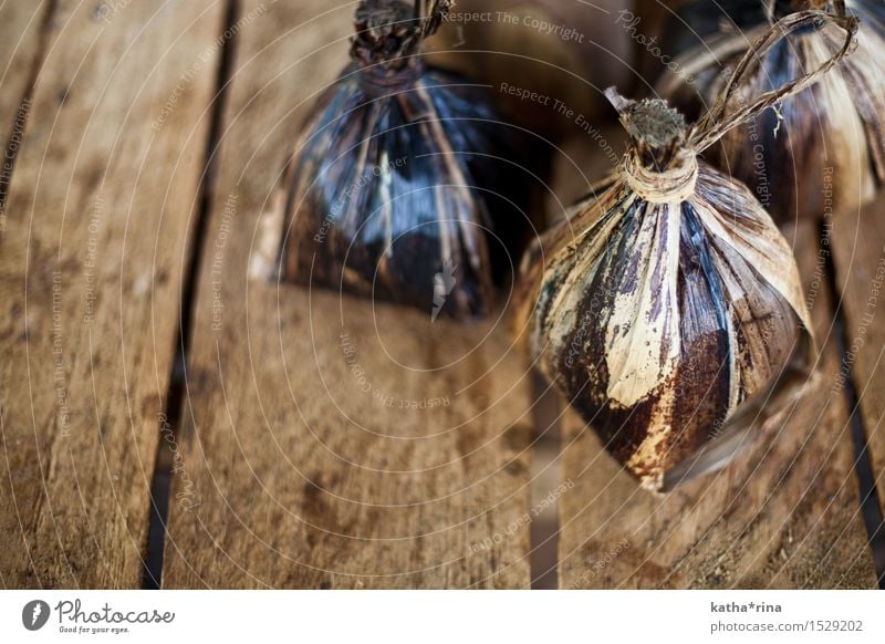 Kaffeepäckchen . Natur.Pur Blatt Verpackung Holz natürlich braun Kaffeebohnen Bananenblatt Holztisch Farbfoto Gedeckte Farben Außenaufnahme Menschenleer