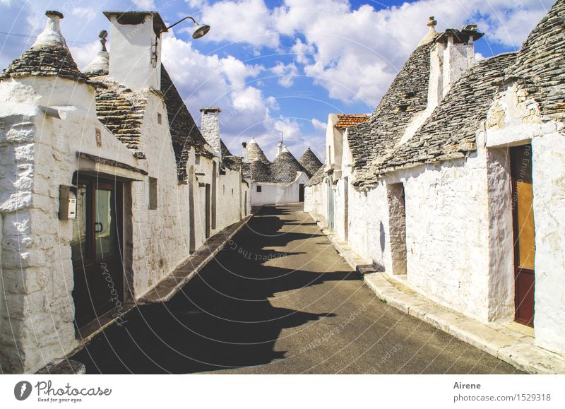 Trulli Himmel Wolken Schönes Wetter Alberobello Apulien Italien Dorf Kleinstadt Altstadt Menschenleer Haus Fassade Dach Sehenswürdigkeit Trulli von Alberobello