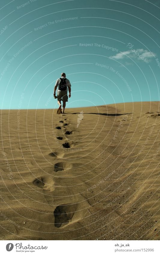 2009 wird alles anders Mann Wüste Sand Düne wandern heiß Himmel Wolken Erwartung leer Tellerrand beschwerlich